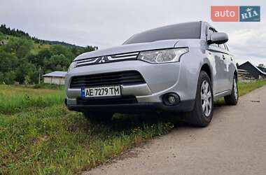 Внедорожник / Кроссовер Mitsubishi Outlander 2013 в 