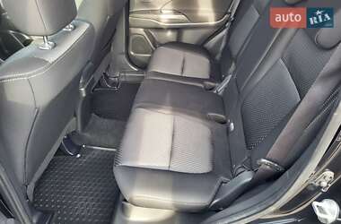 Внедорожник / Кроссовер Mitsubishi Outlander 2016 в 