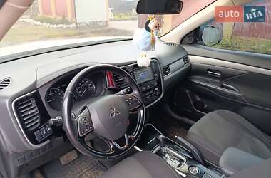 Внедорожник / Кроссовер Mitsubishi Outlander 2017 в 