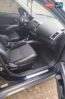 Внедорожник / Кроссовер Mitsubishi Outlander 2011 в 