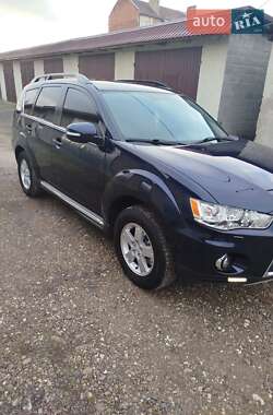 Внедорожник / Кроссовер Mitsubishi Outlander 2011 в 