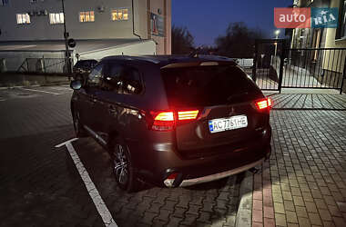 Позашляховик / Кросовер Mitsubishi Outlander 2017 в 