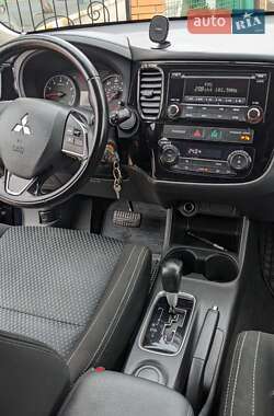 Внедорожник / Кроссовер Mitsubishi Outlander 2016 в 