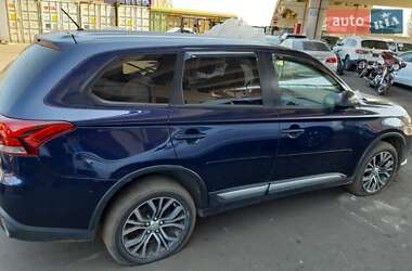 Внедорожник / Кроссовер Mitsubishi Outlander 2016 в 