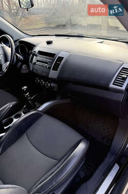 Внедорожник / Кроссовер Mitsubishi Outlander 2010 в 