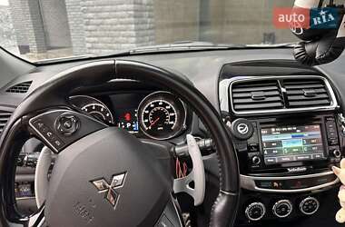 Внедорожник / Кроссовер Mitsubishi Outlander 2017 в 
