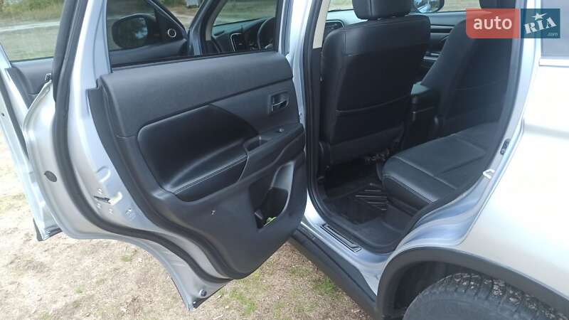 Позашляховик / Кросовер Mitsubishi Outlander 2013 в Полтаві фото 14 Позашляховик / Кросовер Mitsubishi Outlander 2013 в Полтаві