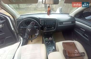 Внедорожник / Кроссовер Mitsubishi Outlander 2016 в 