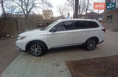 Внедорожник / Кроссовер Mitsubishi Outlander 2016 в 