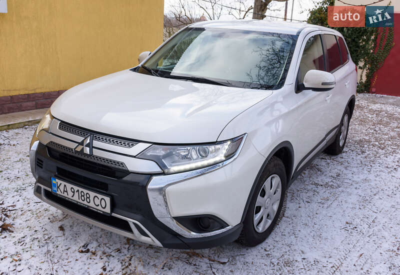 Внедорожник / Кроссовер Mitsubishi Outlander 2020 в Киеве