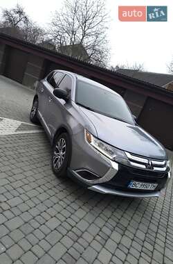 Внедорожник / Кроссовер Mitsubishi Outlander 2017 в 