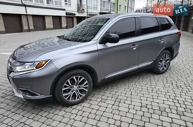 Внедорожник / Кроссовер Mitsubishi Outlander 2017 в 