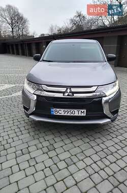 Внедорожник / Кроссовер Mitsubishi Outlander 2017 в 