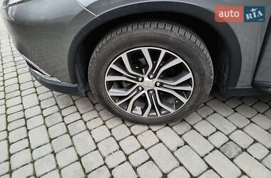 Внедорожник / Кроссовер Mitsubishi Outlander 2017 в 