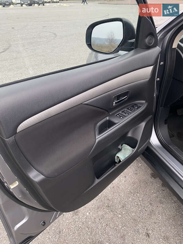 Внедорожник / Кроссовер Mitsubishi Outlander 2018 в Запорожье