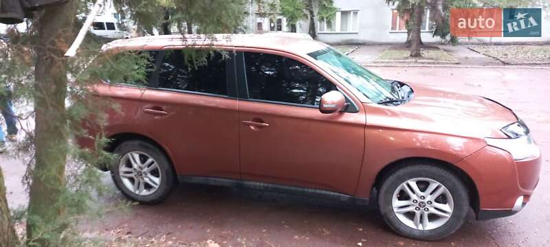 Внедорожник / Кроссовер Mitsubishi Outlander 2013 в Кривом Роге