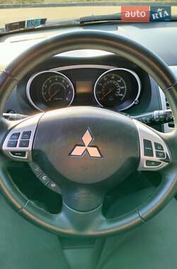 Внедорожник / Кроссовер Mitsubishi Outlander 2012 в 