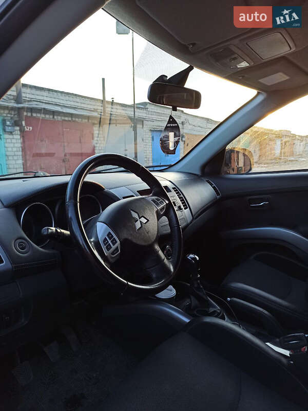 Внедорожник / Кроссовер Mitsubishi Outlander 2012 в Вольногорске