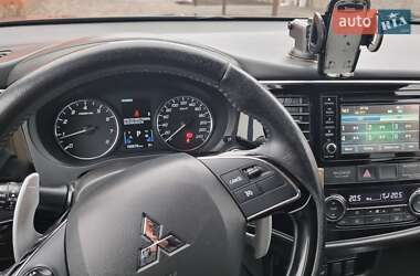 Внедорожник / Кроссовер Mitsubishi Outlander 2018 в 