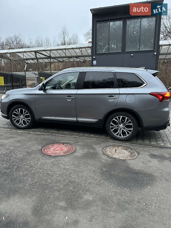 Позашляховик / Кросовер Mitsubishi Outlander 2017 в Києві