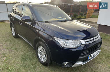 Внедорожник / Кроссовер Mitsubishi Outlander 2015 в 