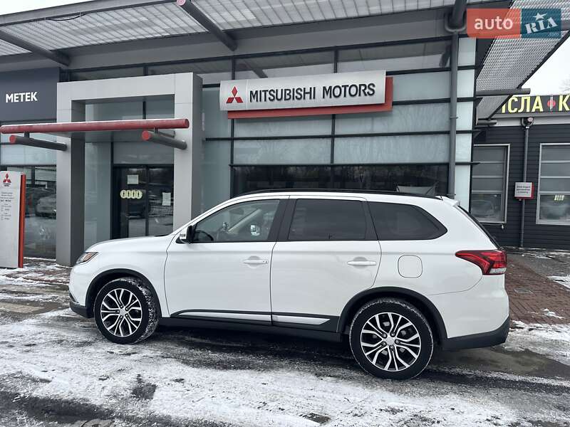 Внедорожник / Кроссовер Mitsubishi Outlander 2015 в 