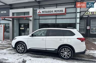Внедорожник / Кроссовер Mitsubishi Outlander 2015 в 