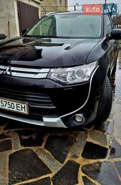 Внедорожник / Кроссовер Mitsubishi Outlander 2014 в 
