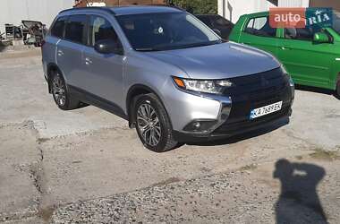 Позашляховик / Кросовер Mitsubishi Outlander 2016 в 