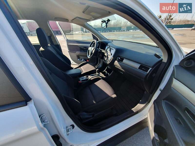 Внедорожник / Кроссовер Mitsubishi Outlander 2013 в Киеве