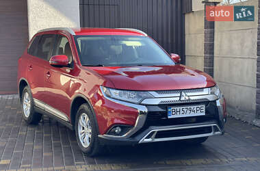 Внедорожник / Кроссовер Mitsubishi Outlander 2018 в 