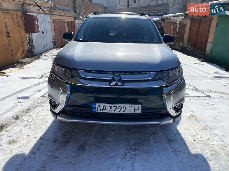 Внедорожник / Кроссовер Mitsubishi Outlander 2016 в 