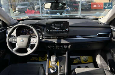 Внедорожник / Кроссовер Mitsubishi Outlander 2023 в 