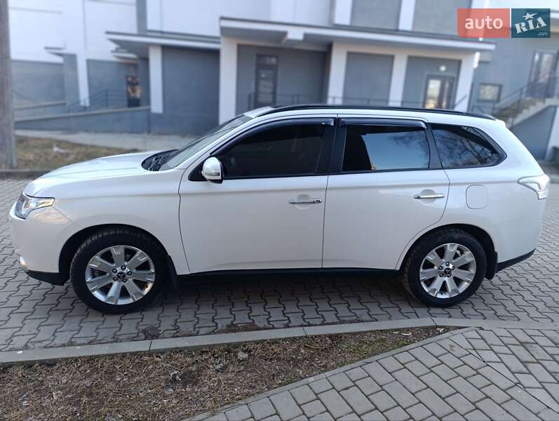 Позашляховик / Кросовер Mitsubishi Outlander 2013 в Чернівцях