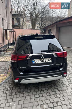 Позашляховик / Кросовер Mitsubishi Outlander 2019 в 
