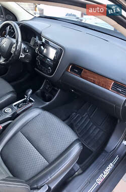 Внедорожник / Кроссовер Mitsubishi Outlander 2014 в 