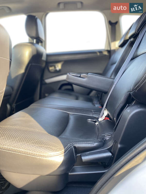 Позашляховик / Кросовер Mitsubishi Outlander 2010 в Житомирі