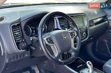 Позашляховик / Кросовер Mitsubishi Outlander 2018 в 