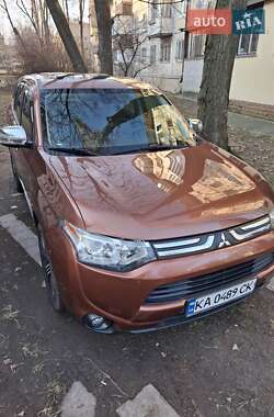 Внедорожник / Кроссовер Mitsubishi Outlander 2013 в 