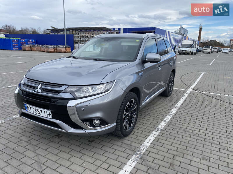 Позашляховик / Кросовер Mitsubishi Outlander 2016 в Коломиї
