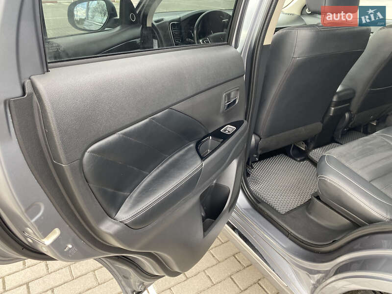 Позашляховик / Кросовер Mitsubishi Outlander 2016 в Коломиї