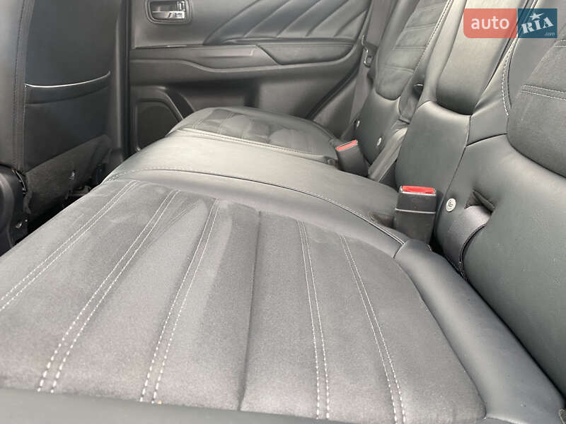 Позашляховик / Кросовер Mitsubishi Outlander 2016 в Коломиї