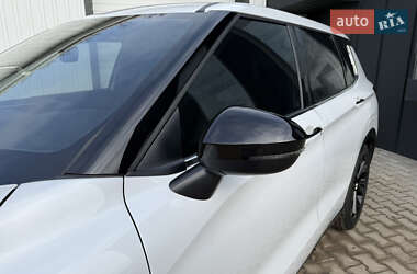 Внедорожник / Кроссовер Mitsubishi Outlander 2022 в 