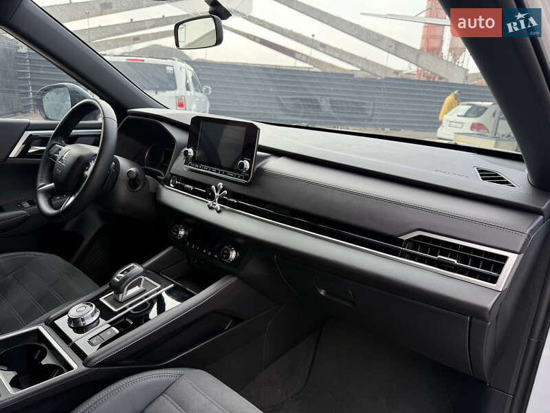 Позашляховик / Кросовер Mitsubishi Outlander 2022 в Києві