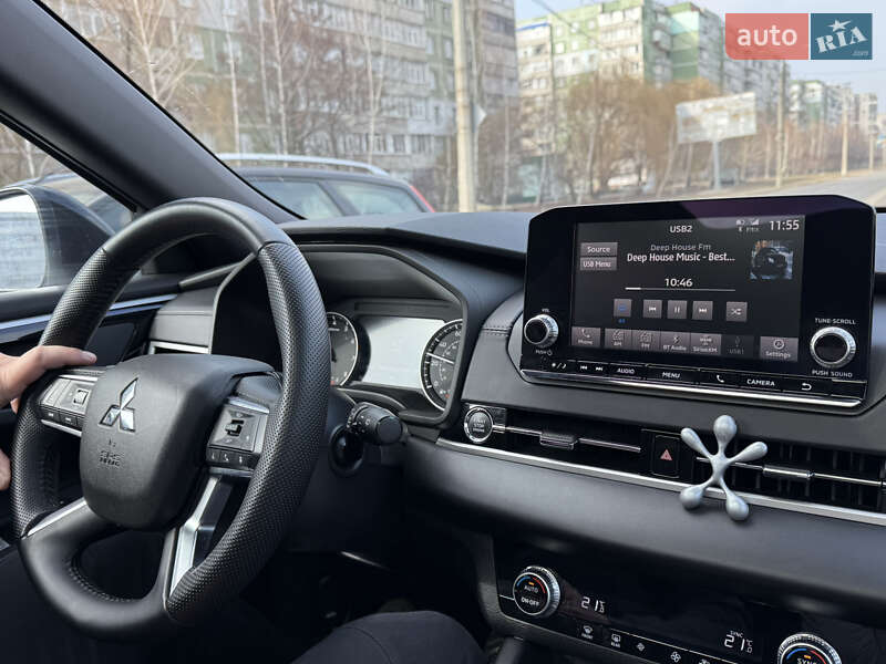 Позашляховик / Кросовер Mitsubishi Outlander 2022 в Києві