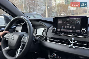 Внедорожник / Кроссовер Mitsubishi Outlander 2022 в 
