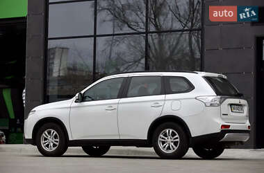 Внедорожник / Кроссовер Mitsubishi Outlander 2014 в 