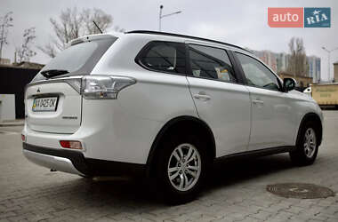 Внедорожник / Кроссовер Mitsubishi Outlander 2014 в 