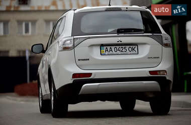 Внедорожник / Кроссовер Mitsubishi Outlander 2014 в 