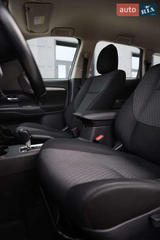 Внедорожник / Кроссовер Mitsubishi Outlander 2014 в Киеве